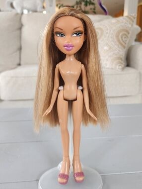 MGA Bratz Adventure Girlz Yasmin Doll Pink Lip Beautiful